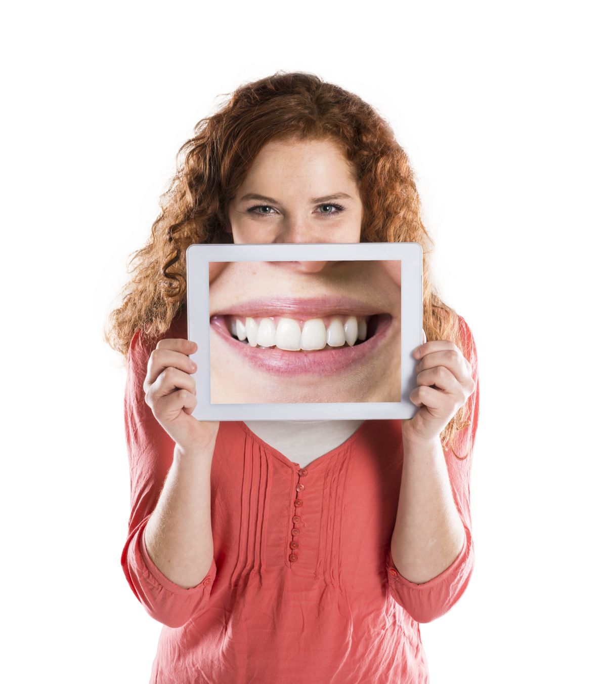 Sonrisa alineada con ortodoncia e Invisalign en Carabanchel